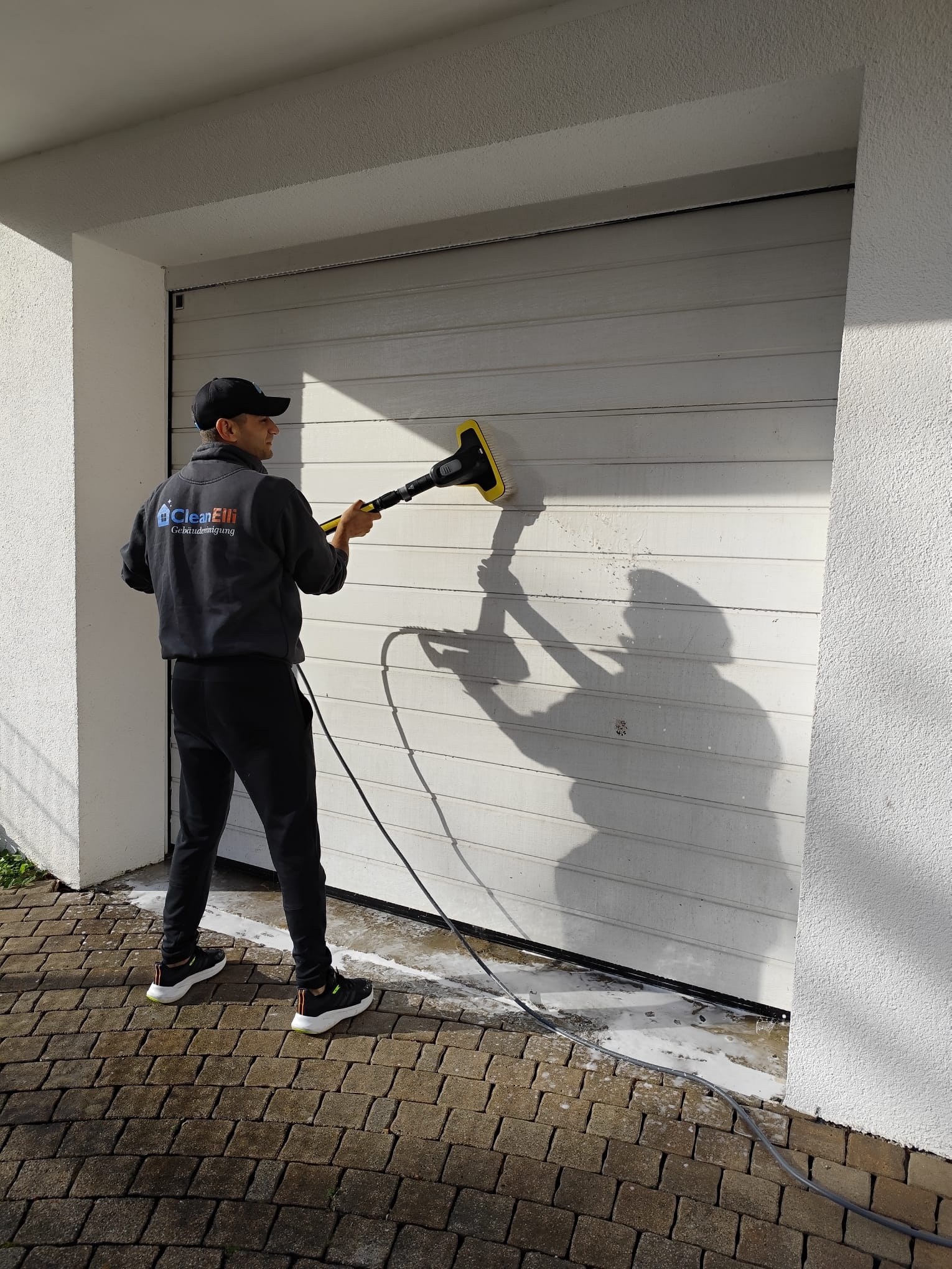 Garagentorreinigung durch CleanElli Gebäudereinigung